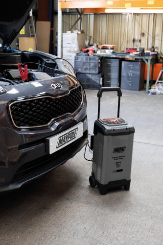 Maypole 60A /350A 12-24V Automatic Start / Trolley Charger MP727 - Maypole727-350INSITU.jpg